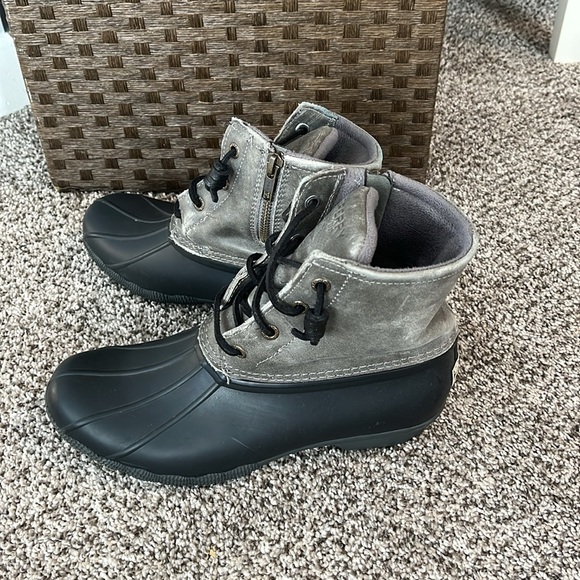 Size 8 women’s Sperry Boots- black and gray - Picture 2 of 5
